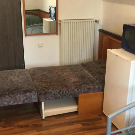 Pension Fuer Langzeitmiete Einzelzimmer Monatsmiete 450 Eur Warm 91639 Wolframs-Eschenbach Vollmoebliert Gemeinschaftskueche Waschmaschiene Parkplatz Kostenlos Sehr Zentral Guest house