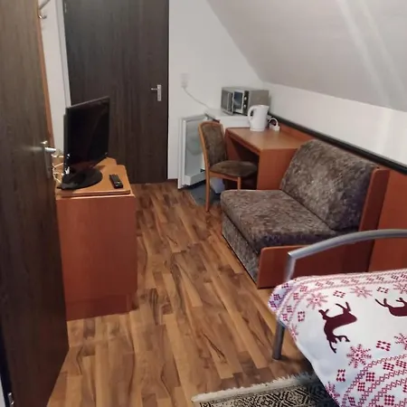 Pension Fuer Langzeitmiete Einzelzimmer Monatsmiete 450 Eur Warm 91639 Wolframs-Eschenbach Vollmoebliert Gemeinschaftskueche Waschmaschiene Parkplatz Kostenlos Sehr Zentral Guest house Wolframs-Eschenbach