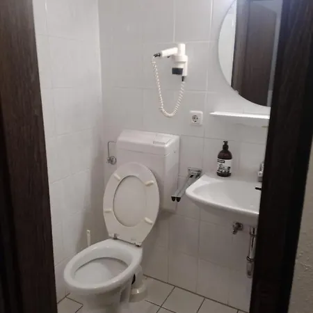 Guest house Pension Fuer Langzeitmiete Einzelzimmer Monatsmiete 450 Eur Warm 91639 Wolframs-Eschenbach Vollmoebliert Gemeinschaftskueche Waschmaschiene Parkplatz Kostenlos Sehr Zentral *